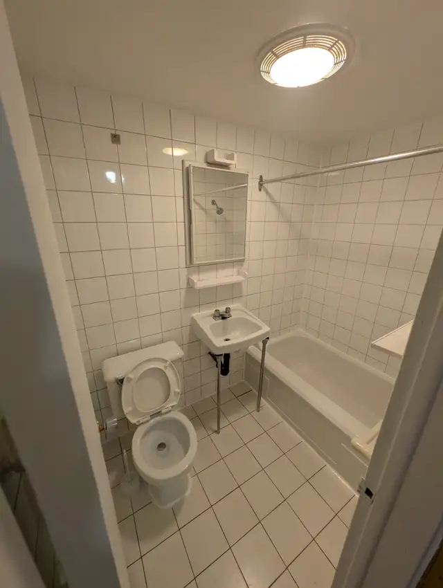 Frais peint 3½ Transfer de bail, Lease transfer $1000/mois-month in Long Term Rentals in City of Montréal - Image 7