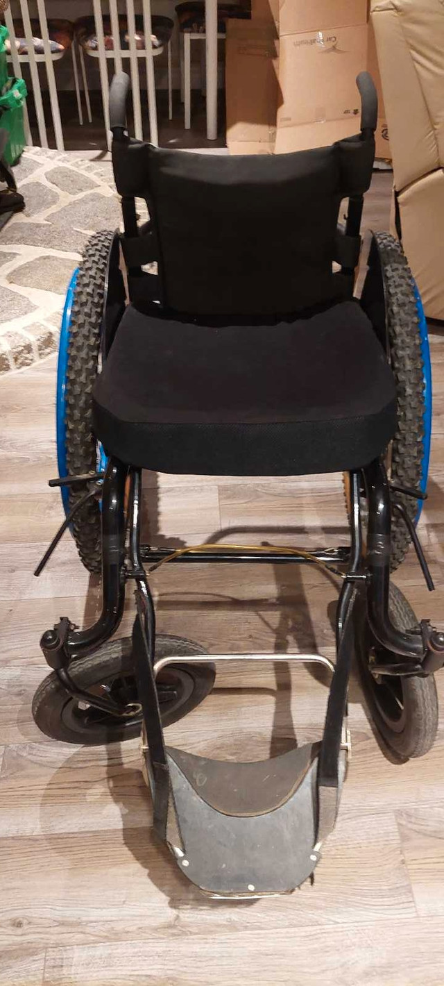 Chaise roulante  dans Chaises, Fauteuils inclinables  à Laval/Rive Nord