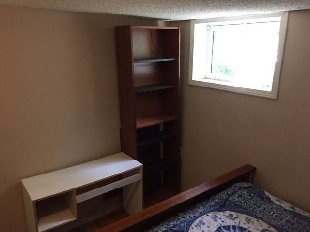Room for rent NEAR train. I pay bills. FREE internet. READ AD in Room Rentals & Roommates in Edmonton - Image 3