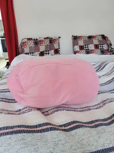 Gros coussin rose style peluche doux et moelleux, propre et nettoyé récemment à donner