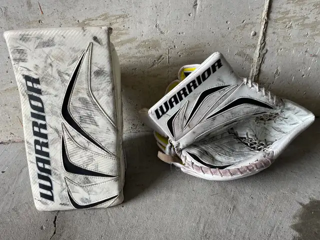 Warrior Messiah senior size goalie gloves very good condition in Hockey in Mississauga / Peel Region - Image 2