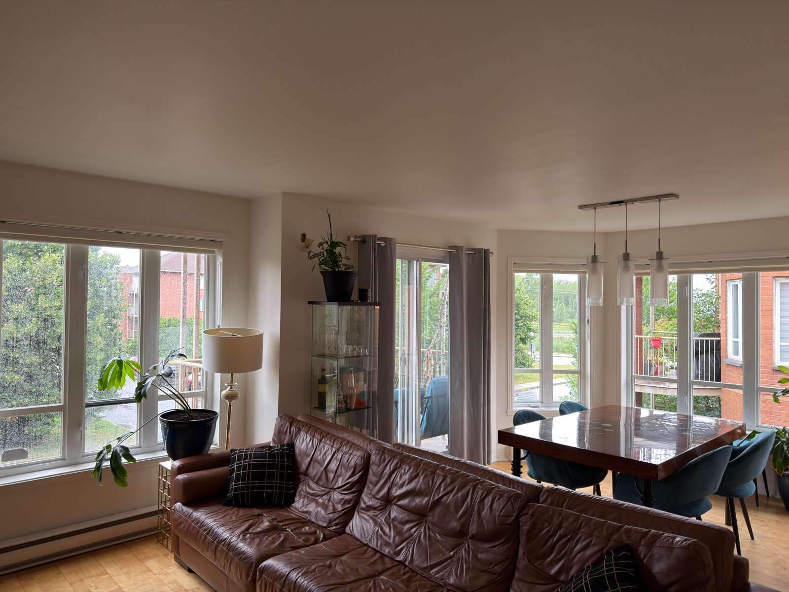 Grand 5 1/2 2 chambres dispo 1er octobre — photo 2