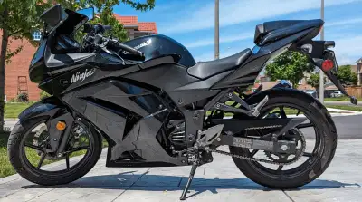 2012 Kawasaki Ninja 250- Low KMs. Only 10,512Km like new! Comes with 2 keys and will throw in the ba...