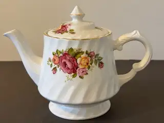 Porcelaine antique théière, View more