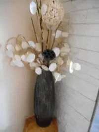 Vase avec plantes sèches