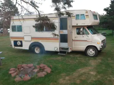 VR Motorisé Dodge 1978 Moteur V8 440 Intérieur réaménagé en ..24 batterie neuve. coin cuisine / four...