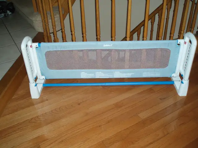 Wooden White Convertible Crib  with Musical  Crib Toy in Cribs in Markham / York Region - Image 7