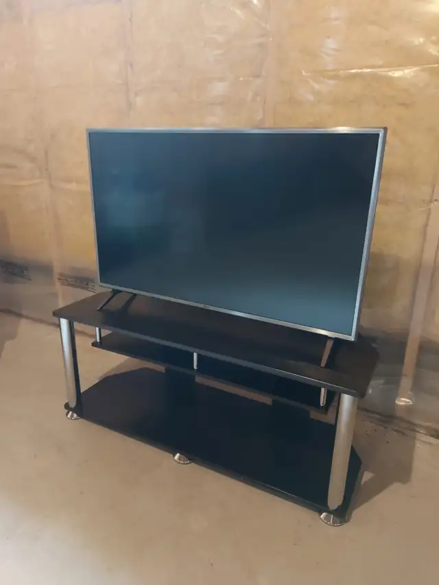 Smart TV - LG 42 " with remote, in TVs in Ottawa - Image 2