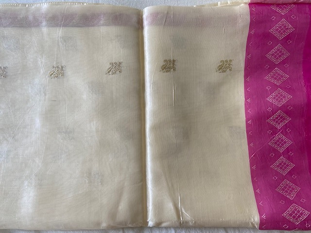 Silk bridal saree complete with stitched fall and side seam read in Wedding in Oakville / Halton Region - Image 4