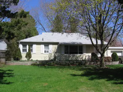 Cozy bungalow in quiet Ancaster neighbourhood available for rent. This home features 3 bedrooms, lar...