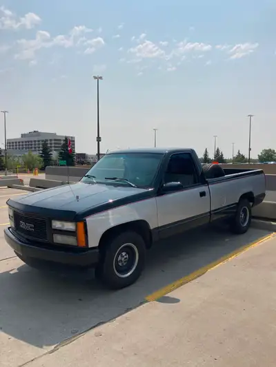 1993 Black & Silver GMC Sierra 1500 Rear wheel drive. Engine V8 had heads and carbs done about 4 yea...