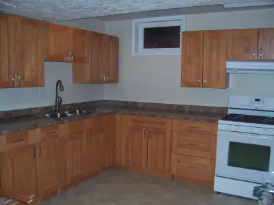 3 BDRMS. RENOVATED SUITE + 2 LARGE OFFICE/STORAGE ROOMS IN COLLEGE HEIGHTS In quiet, family neighbor...