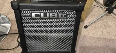Perfect practice amp! The Roland CUBE-20GX is a 20-watt guitar amplifier featuring COSM modeling tec...