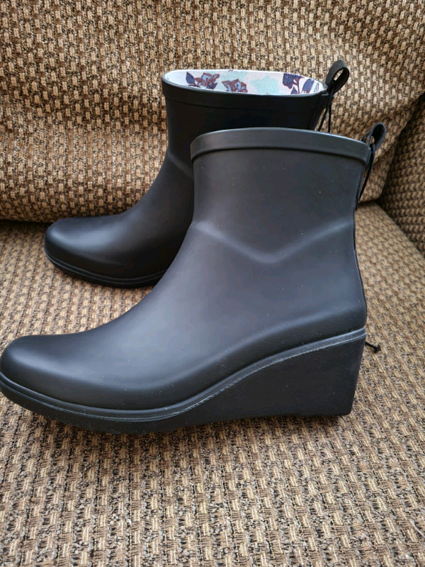 New rain boots in Women's - Shoes in Oshawa / Durham Region - Image 2