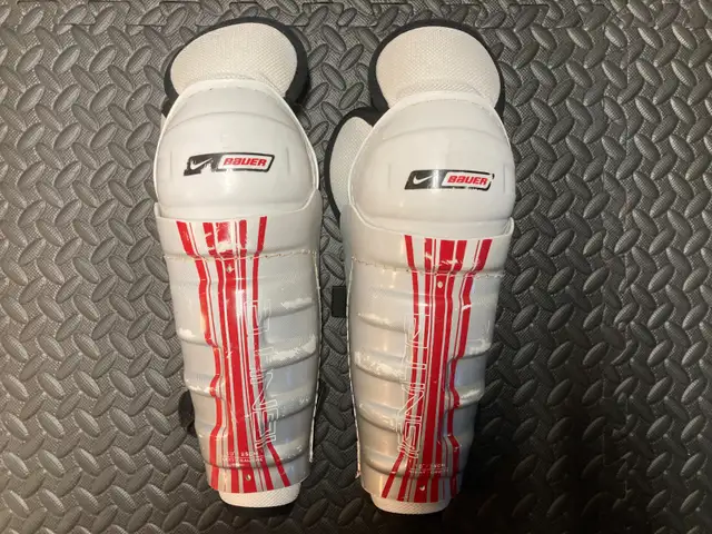 HOCKEY SHIN PADS in Hockey in City of Toronto - Image 2