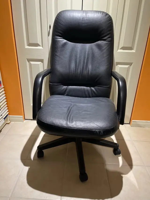Office Chair in Chairs & Recliners in Markham / York Region - Image 2