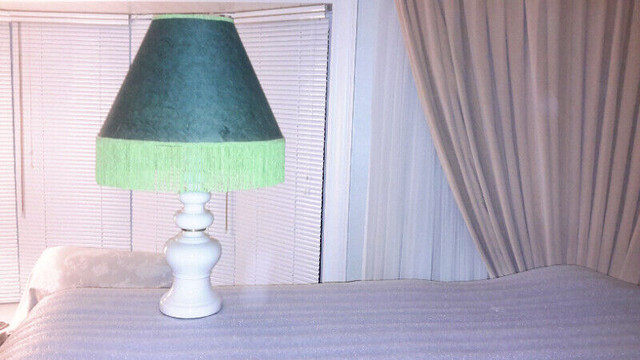 Lampe porcelaine de céramique blanche. in Indoor Lighting & Fans in West Island - Image 2