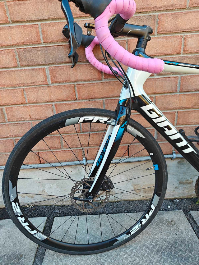 2017 Giant Defy Advanced 2 Carbon Bike - $2300 in Road in City of Toronto - Image 3