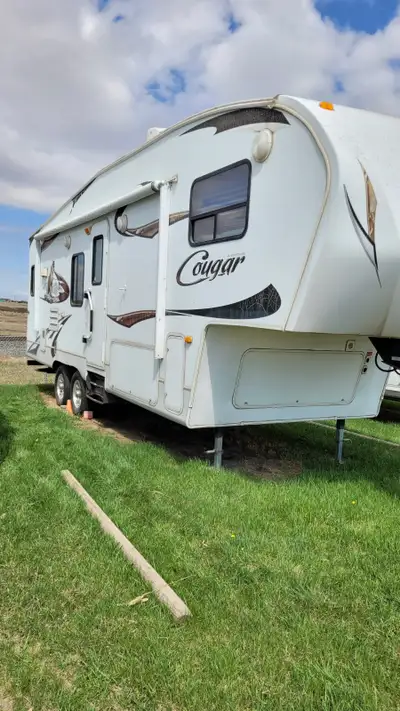 2010 Keystone Cougar 278RKS fifth wheel. one large slideout. Length 28 feet 9 inches. Weight approxi...