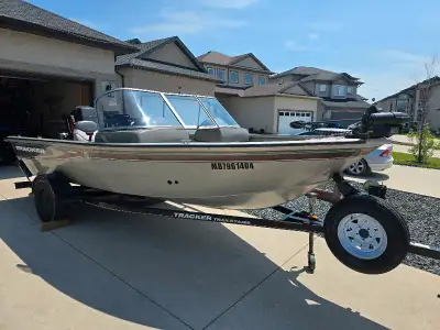 2006 tracker pro guide v17 -115 mercury 4 stroke -New vinyl flooring -minn Kota power drive v2 ipilo...