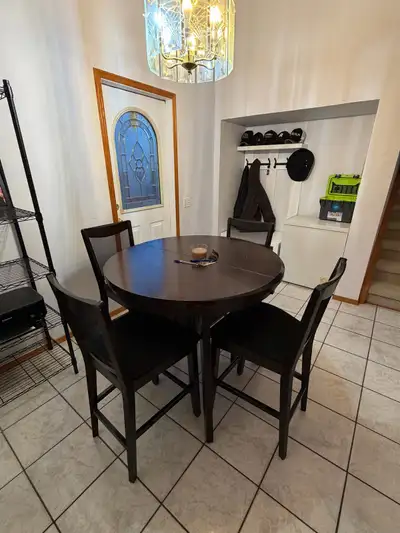 Circular Dining room set in great shape, comes with leaf extension and 6 chairs. Need gone by July 1...