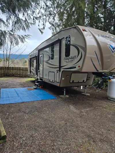 I'm selling a well-maintained 2017 Flagstaff 5th wheel, perfect for your next adventure! This spacio...