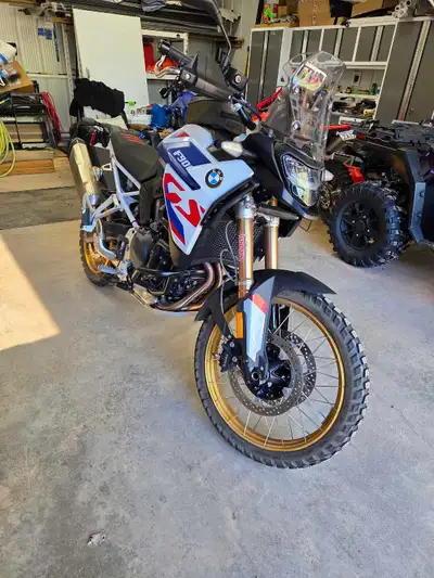2024 BMW GS 900 trophy, road and off road adventures, crash bar, tank bag low mileage. Maintenance w...