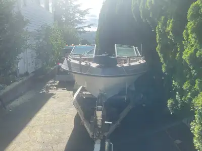 17 ft fiberglass boat invader. No leaks. Needs new seats. 150 h p. Moter. Marina oil injected , ran...