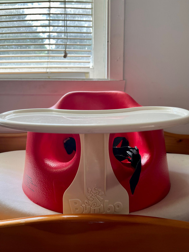 Bumbo avec tablette in Feeding & High Chairs in West Island