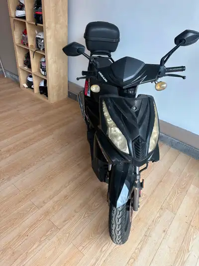SCOOTER A GAZ USAGE 49cc A VENDRE EN TRES BON ETAT , DE LA MARQUE ''SCOOTTERRE'' MODELE ''VOYAGEUR''...