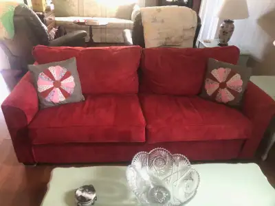 This stylish and functional couch will transform your living space with comfort ,versatility and a t...