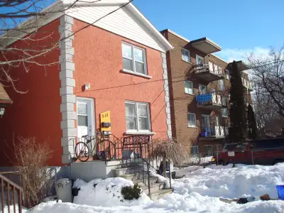 2 BEDROOM PERFECT FOR STUDENTS WITH ENSUITE LAUNDRY