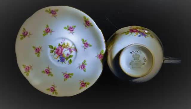 Fine Bone China teacups with saucers565173305748367363