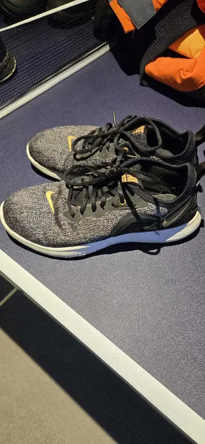 Girls Nike Shoes Size 7, View more