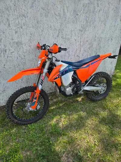 I'm selling my 2022 KTM 500 EXC-F. The bike has 5350km, 72.5 hours and it is safetied. It has the fo...