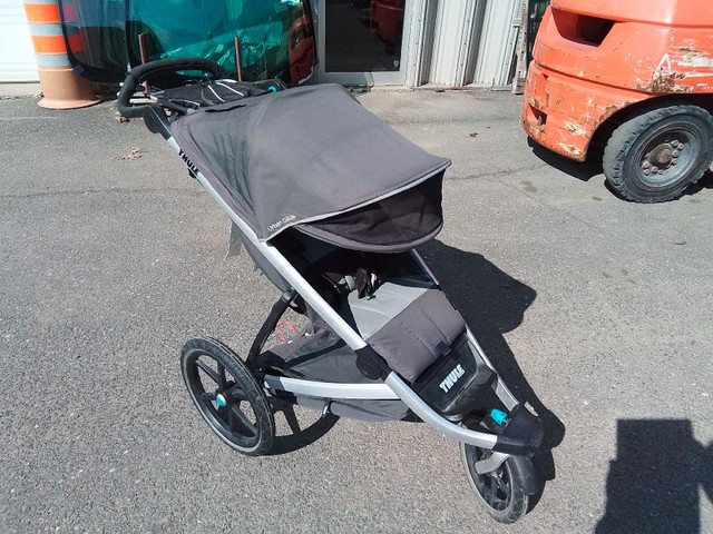 Poussette 3 roues thule urban glide top qualité reconnue propre in Strollers, Carriers & Car Seats in Québec City - Image 2