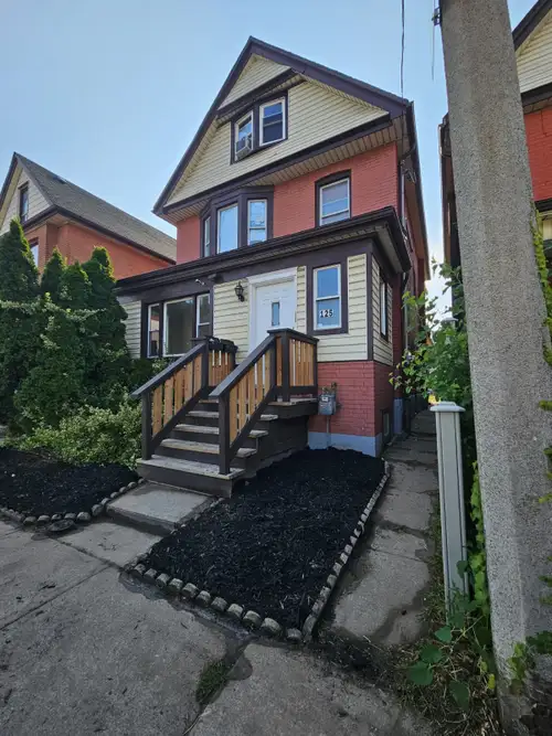Available June 1st -Clean kitchen and bathroom -All utilities included. Complementary fast 1000 mbps...