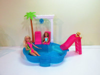 Barbie et sa petite soeur Chelsea font une baignade avec fido