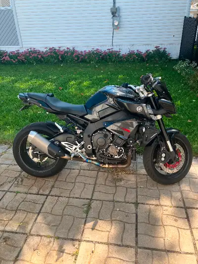 À VENDRE : Moto Yamaha FZ-10 2017 Description : Je mets en vente ma moto Yamaha FZ-10 2017 en excell...