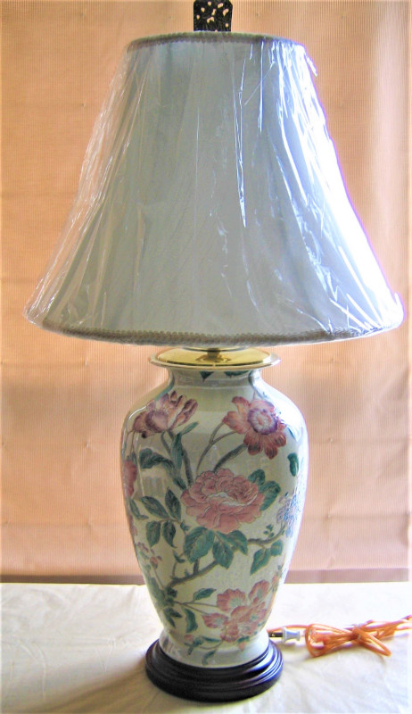NEW, LARGE CERAMIC FLORAL TABLE TRI-LITE LAMP in Indoor Lighting & Fans in Hamilton - Image 2