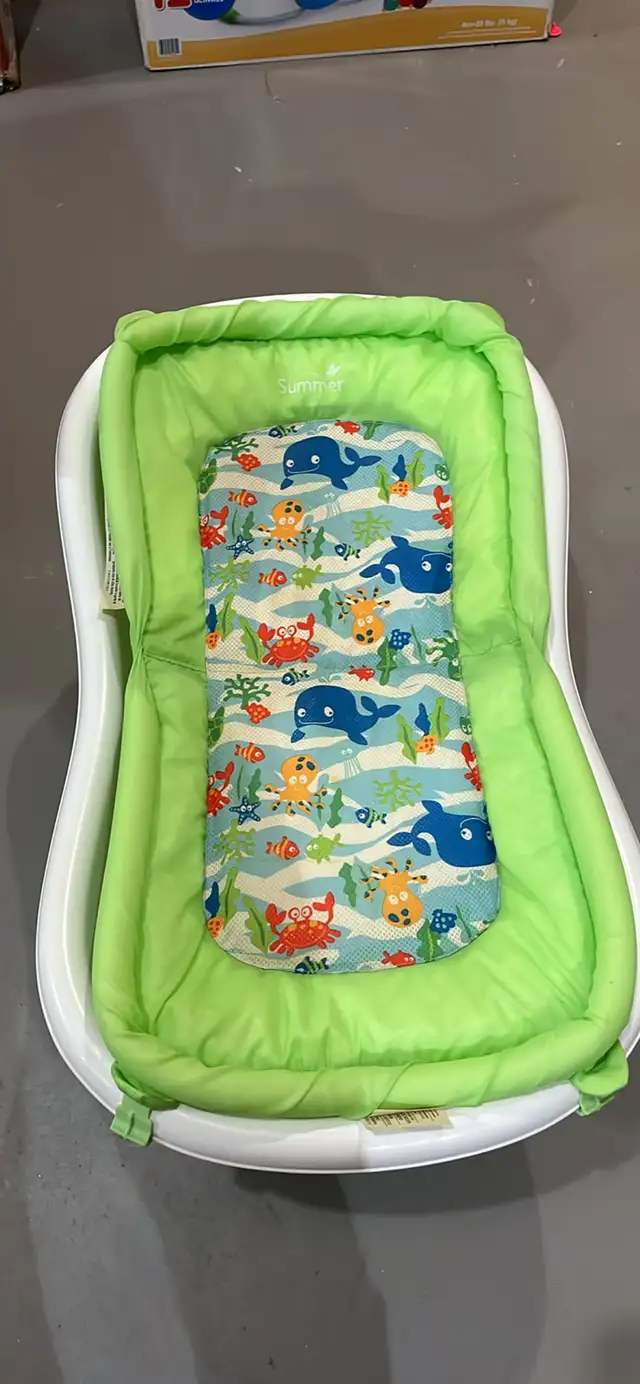 Summer baby bath tub. in Bathing & Changing in Edmonton - Image 3