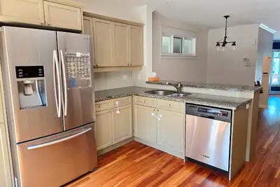 Charming & Stylish 3 Bdrm, 2 Bthrm Townhome: 175 Avon Lane