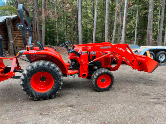 2012 Kubota L3200 tractor, bucket, snowblower, rake, box blade in Farming Equipment in Regina - Image 2