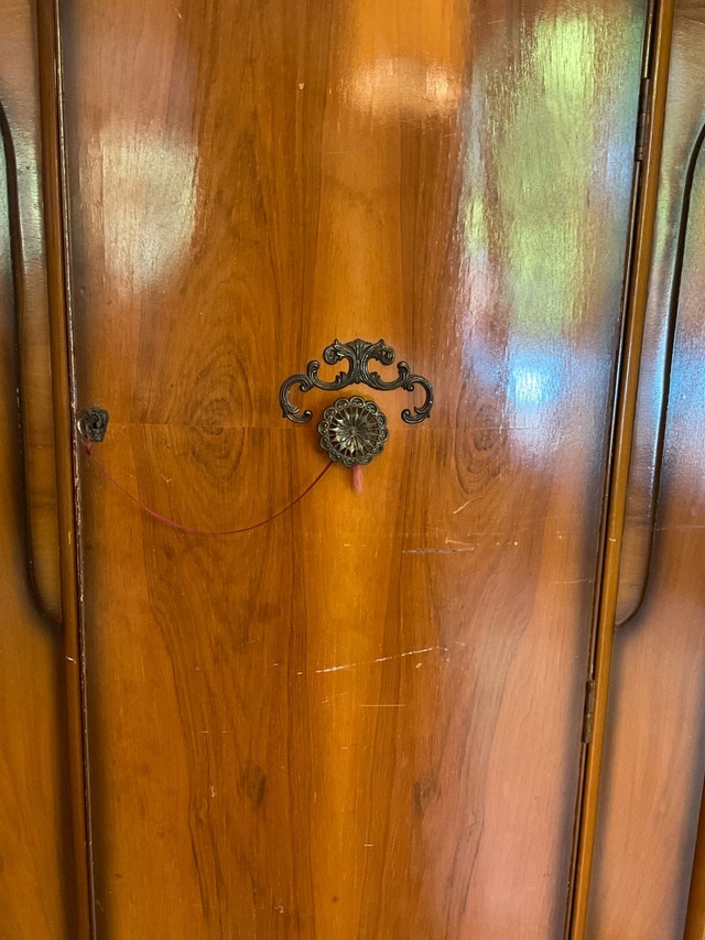 Armoire en bois vintage Commodes et armoires Ville de Québec Kijiji