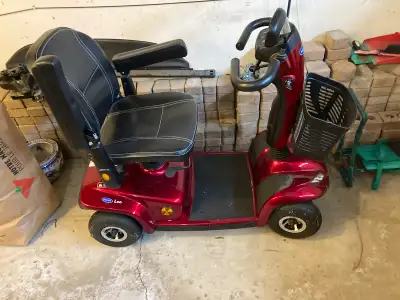 4 Wheel Invacare Leo Scooter in Excellent condition. Everything works as it should. Only used a hand...