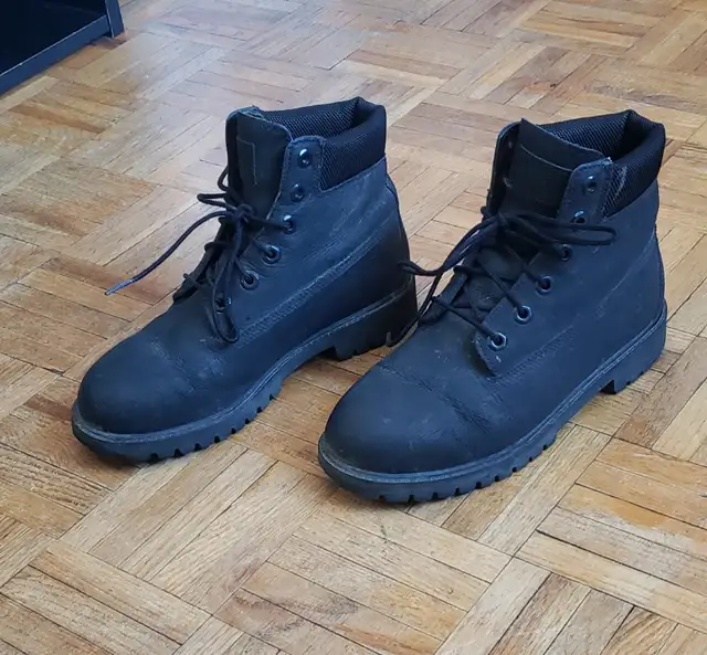 Women's Black Timberlands in Women's - Shoes in Mississauga / Peel Region - Image 2