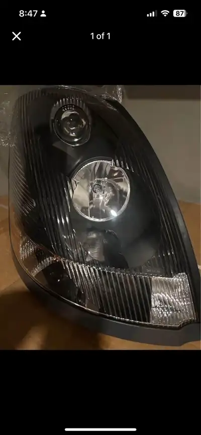 Volvo headlight for Heavy duty trucks from the year 2001-2016 if u have any questions don’t hesitate...