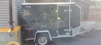 Remorque couleur noir, 9'x5'. Avec rack au dessus pour transporter des panneaux ou échelles. Très bo...