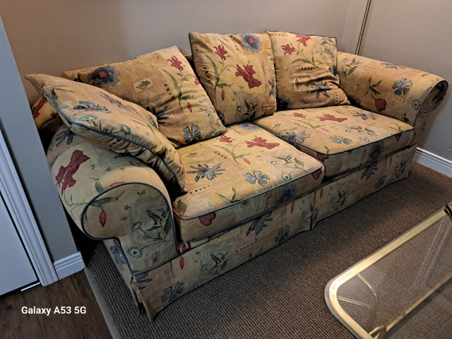 couch/ chesterfield in Couches & Futons in Napanee