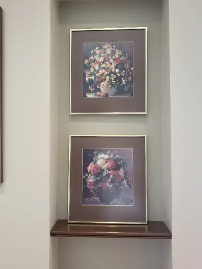 UNE PAIRE D’ILLUSTRATIONS FLORALES IMPRIMÉES EN ALLEMAGNE ET MONTÉ SUR ENCADREMENT MÉTALLIQUE AVEC V...